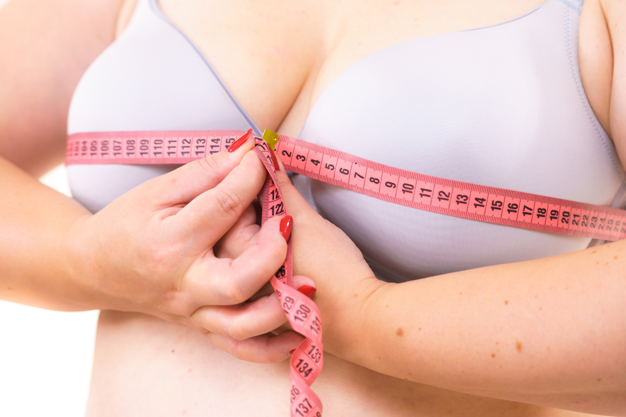 La riduzione del seno raccontata dalle esperienze quotidiane di chi l’ha vissuta